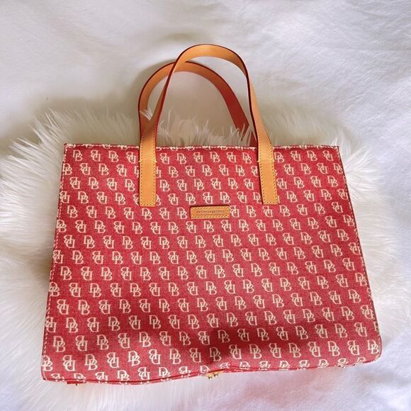 Dooney and Bourke all over logo Tote purse - Picture 1 of 6